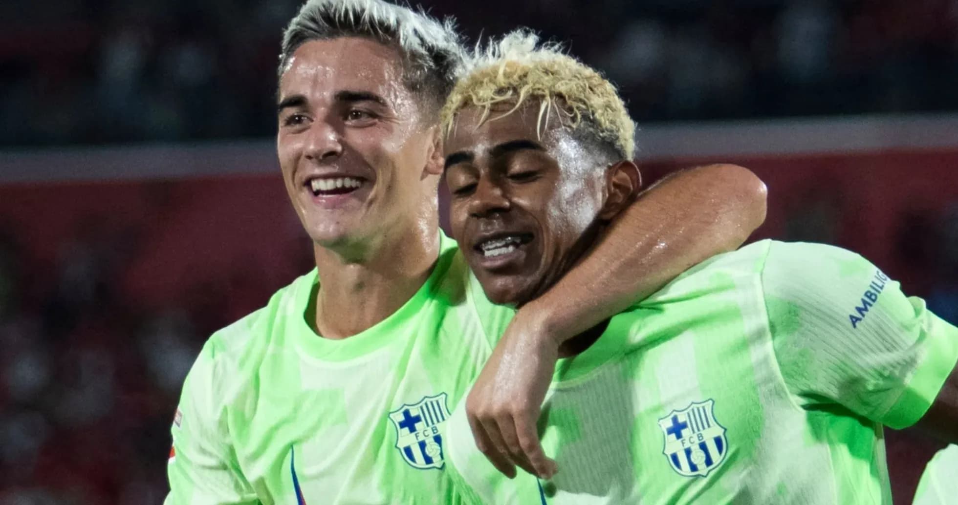 Jugadores celebrando en el campo de fútbol