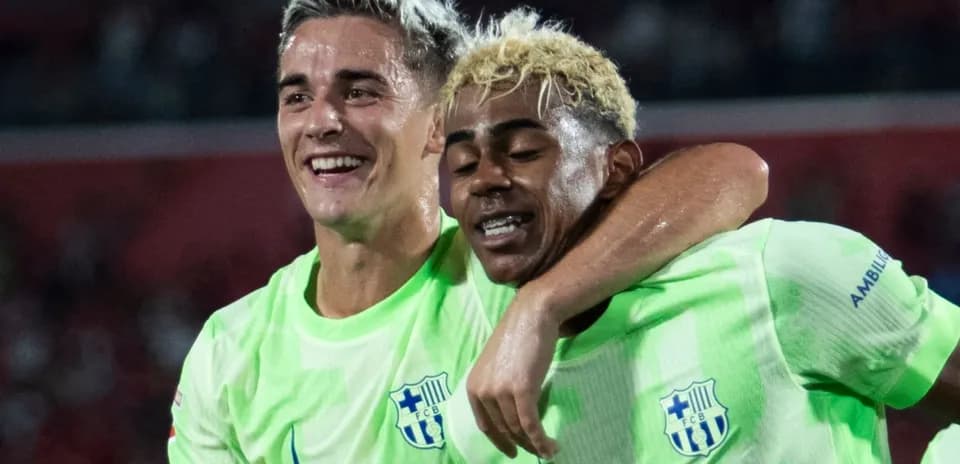 Jugadores celebrando en el campo de fútbol