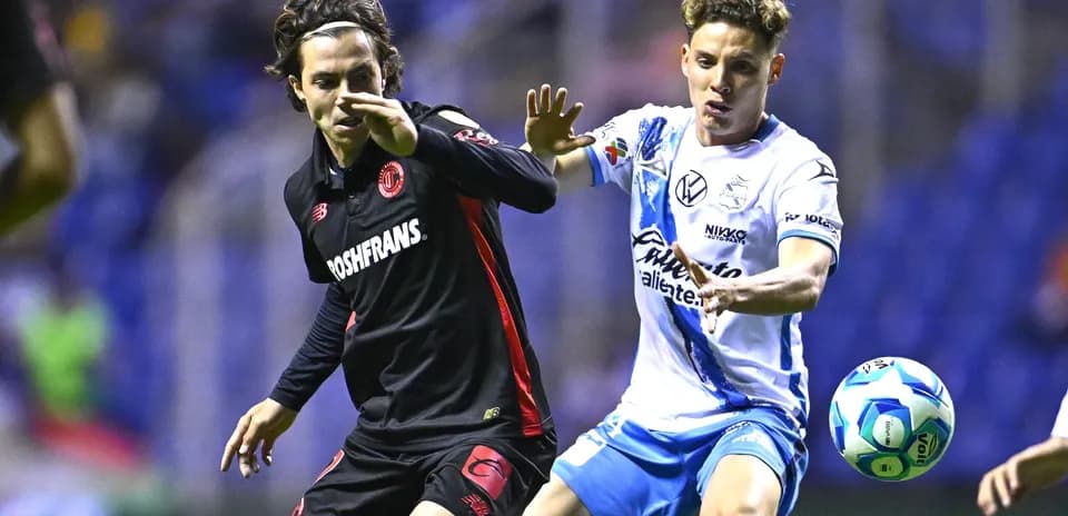 Jugadores de Puebla y Toluca en acción