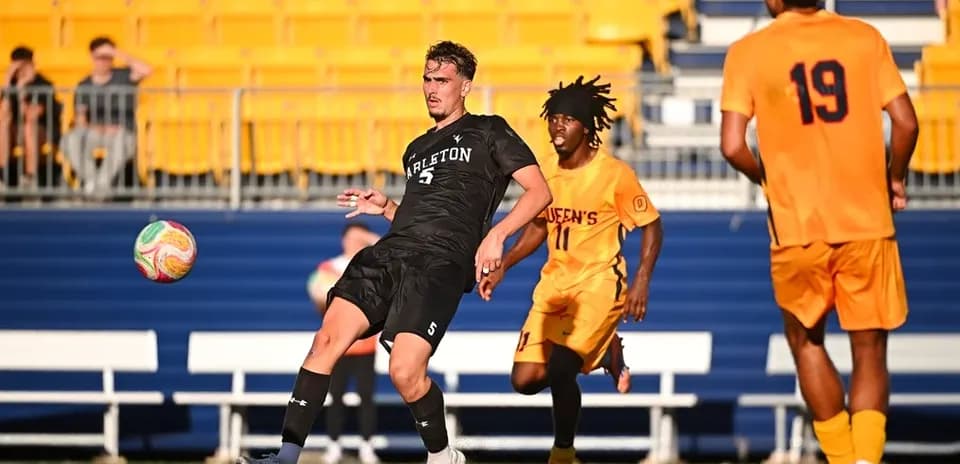 Jugador de Carleton pasando el balón en partido