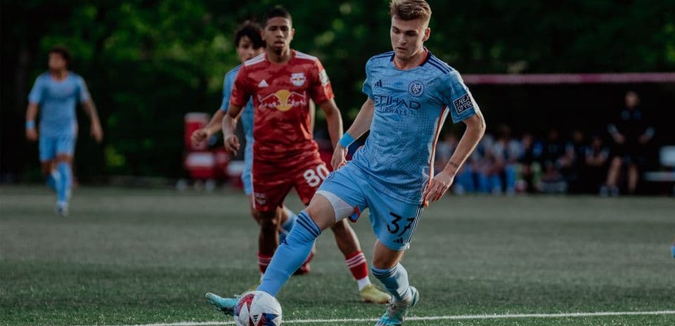 Jugador de NYCFC II controlando el balón