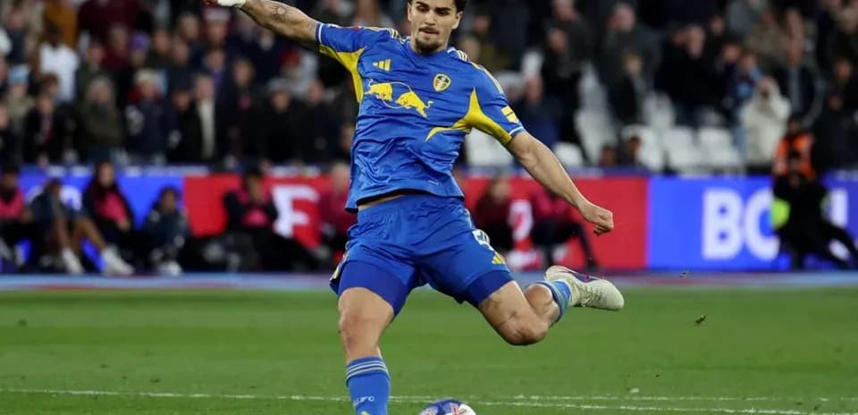 Jugador de Leeds United chutando el balón en partido