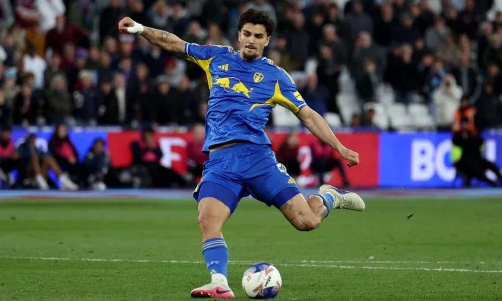 Jugador de Leeds United chutando el balón en partido