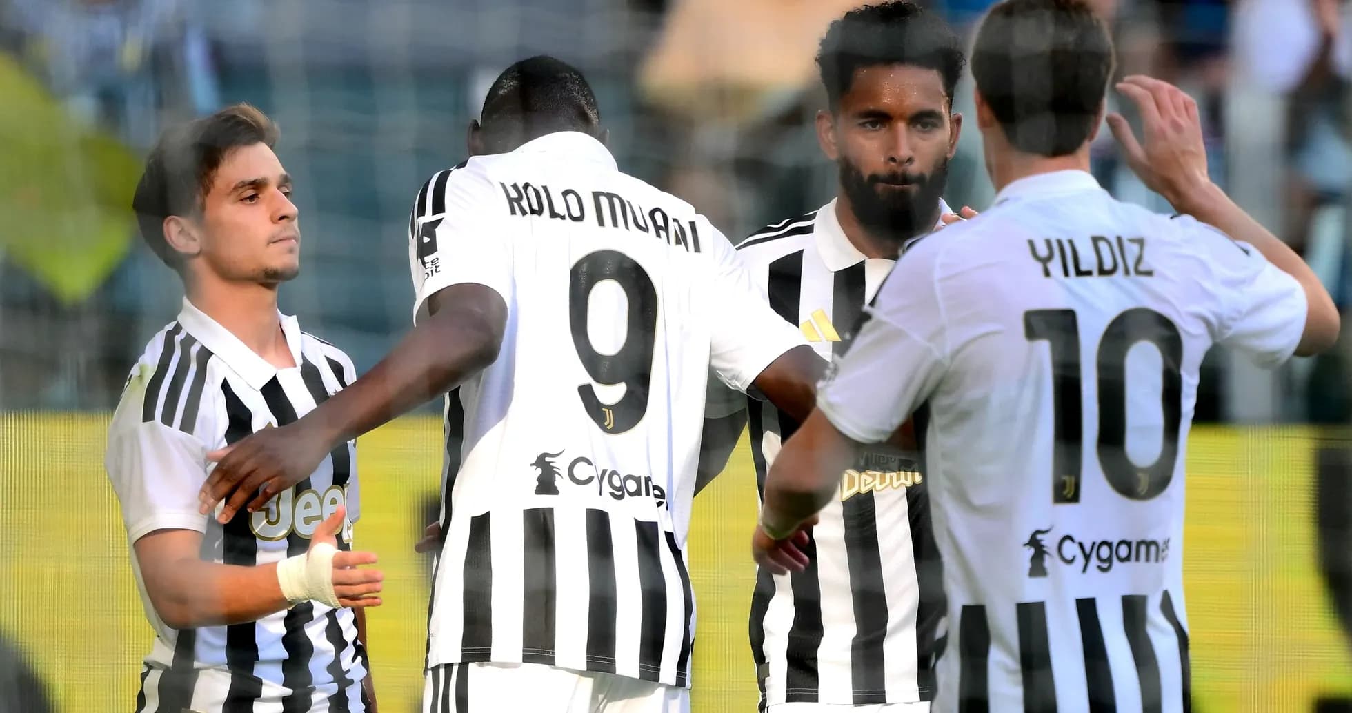 Jugadores de Juventus celebrando un gol juntos