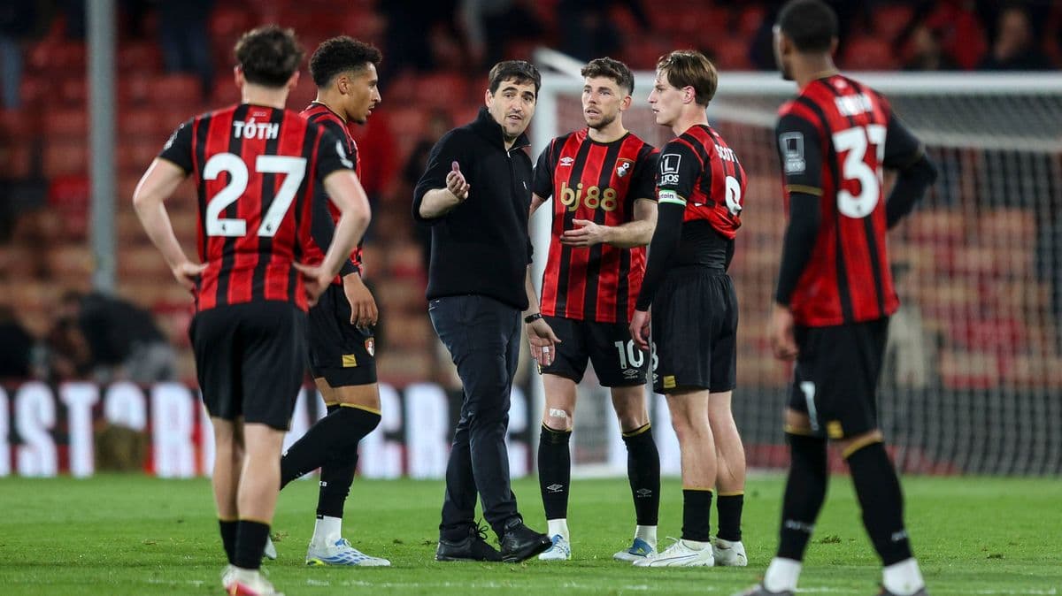 Entrenador hablando con jugadores del Bournemouth en el campo