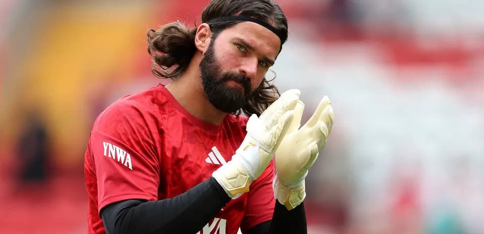 Portero aplaudiendo antes del partido en el campo