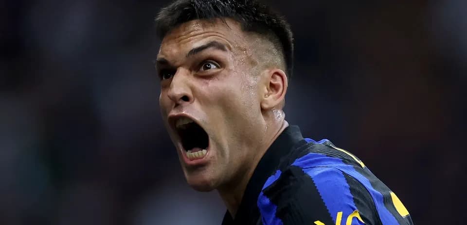 Jugador celebrando un gol con gran emoción
