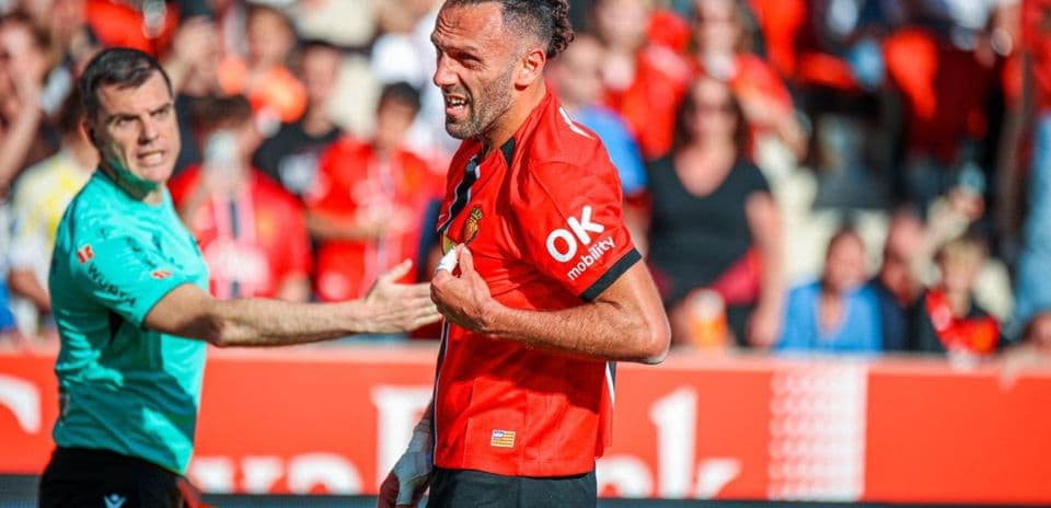 Jugador de Mallorca en acción durante el partido