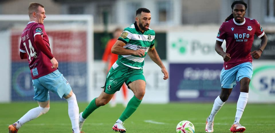 Jugadores en acción durante el partido