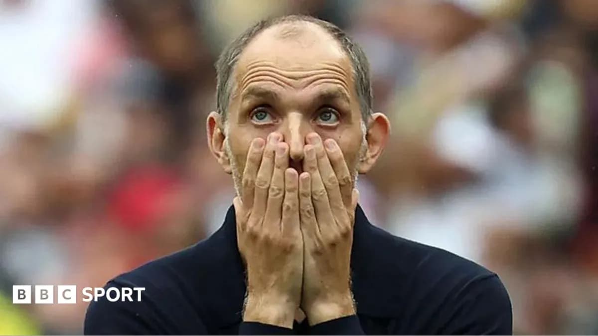 Entrenador con las manos en la cara durante el partido