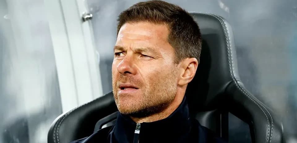 Entrenador sentado en el banquillo durante partido