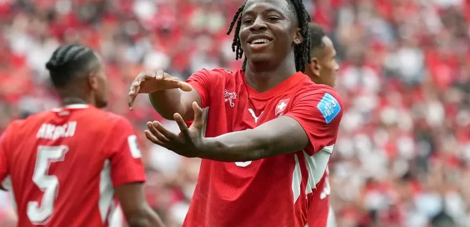 Jugador suizo celebrando un gol con compañeros