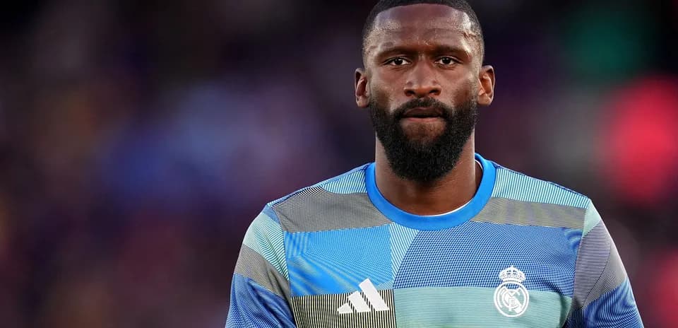 Jugador de Real Madrid en uniforme durante el partido