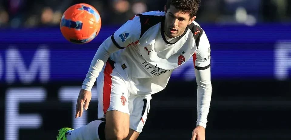 Jugador en acción atrapando el balón durante el partido