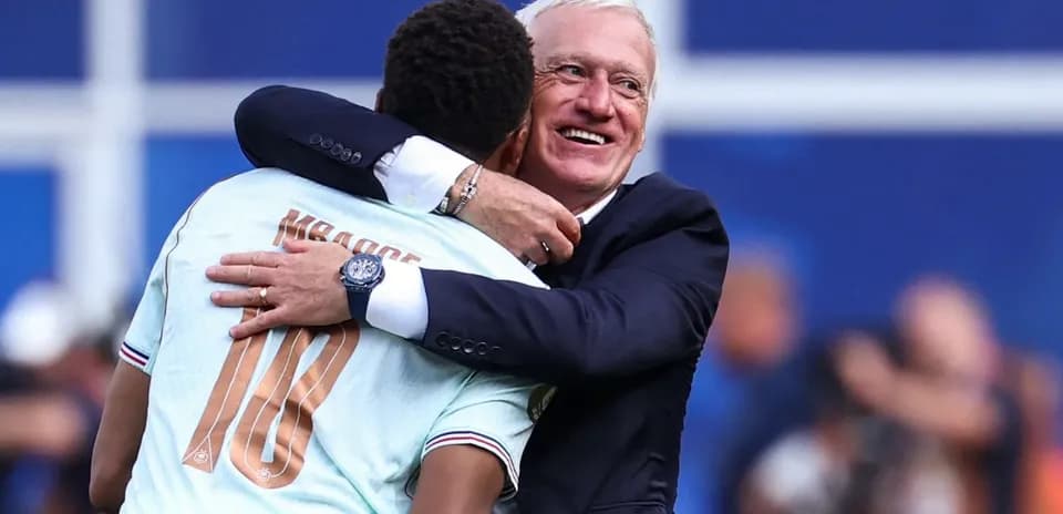 Jugador y entrenador abrazándose tras el partido
