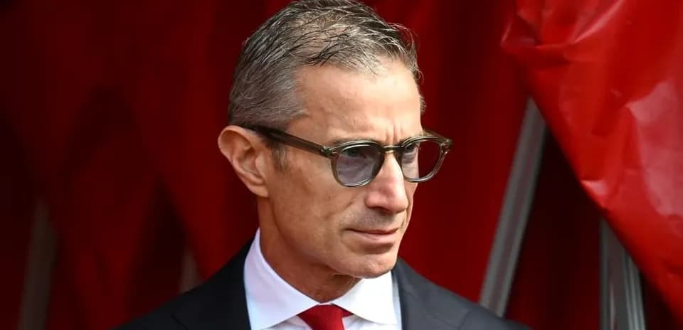 Persona con gafas en entorno con fondo rojo