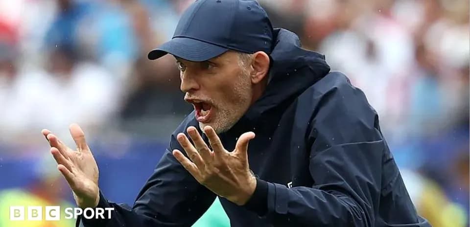 Entrenador dirigiendo instrucciones durante el partido