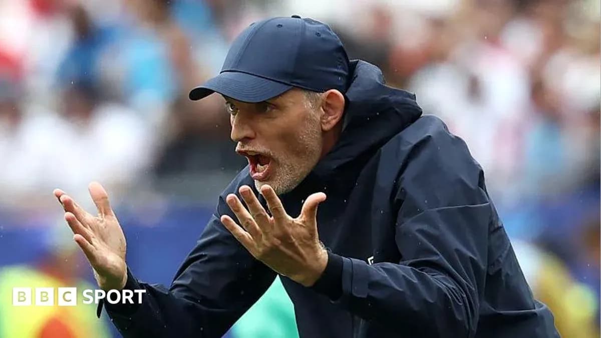 Entrenador dirigiendo instrucciones durante el partido