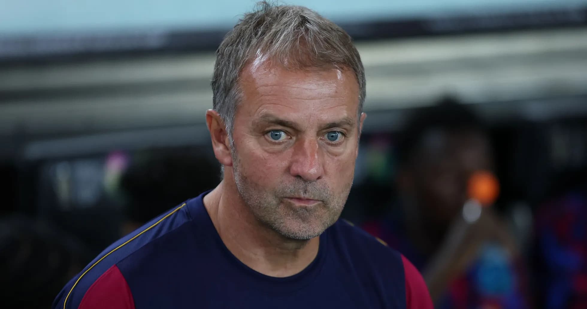 Entrenador sentado en el banquillo durante el partido