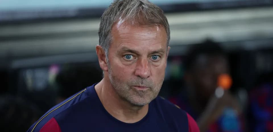 Entrenador sentado en el banquillo durante el partido