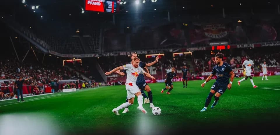 Jugadores compitiendo en el partido de fútbol