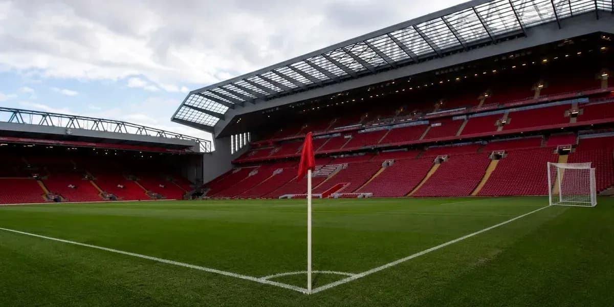 Vista del campo en Anfield con banderín de esquina