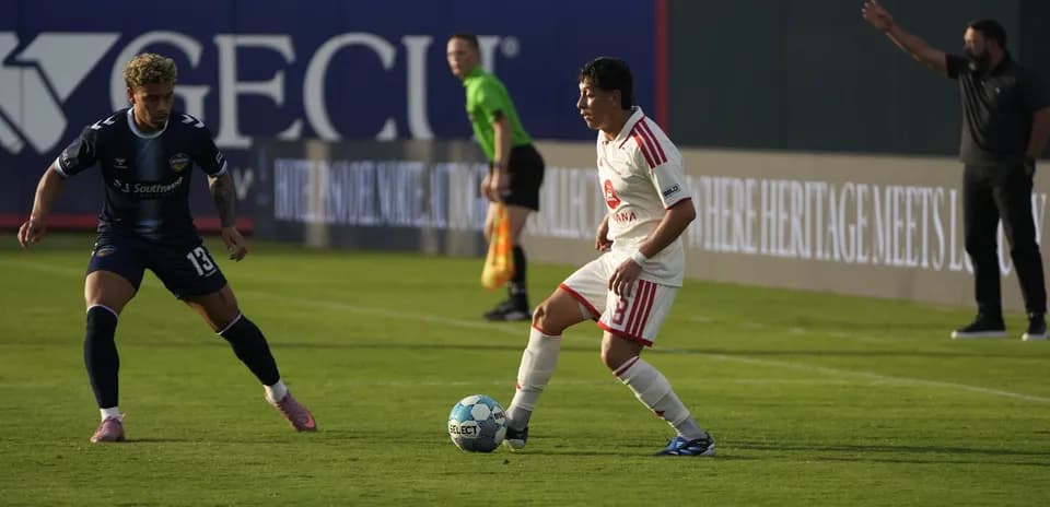 Jugador del El Paso Locomotive con el balón