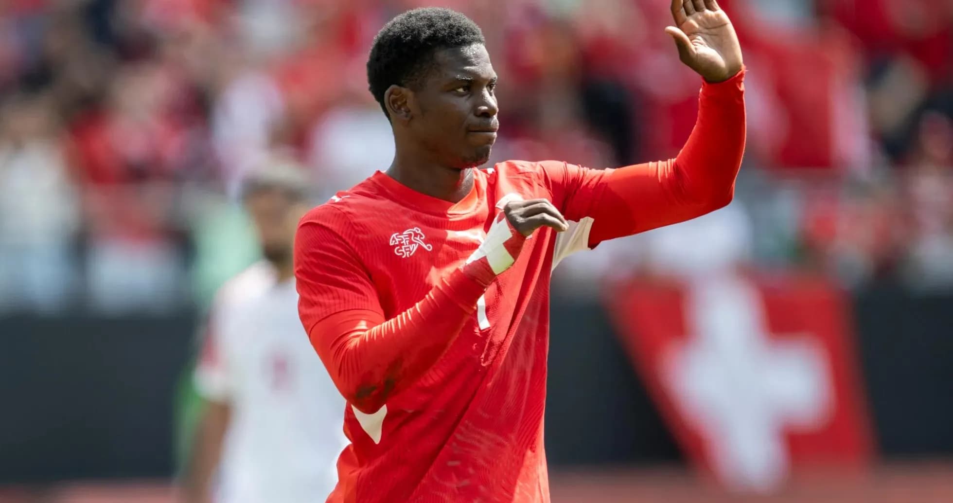 Jugador suizo saludando a la afición