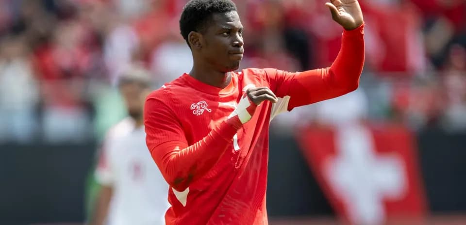 Jugador suizo saludando a la afición