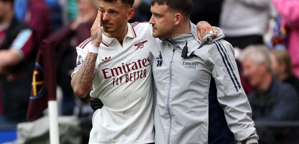 Jugador de Arsenal siendo asistido por personal médico