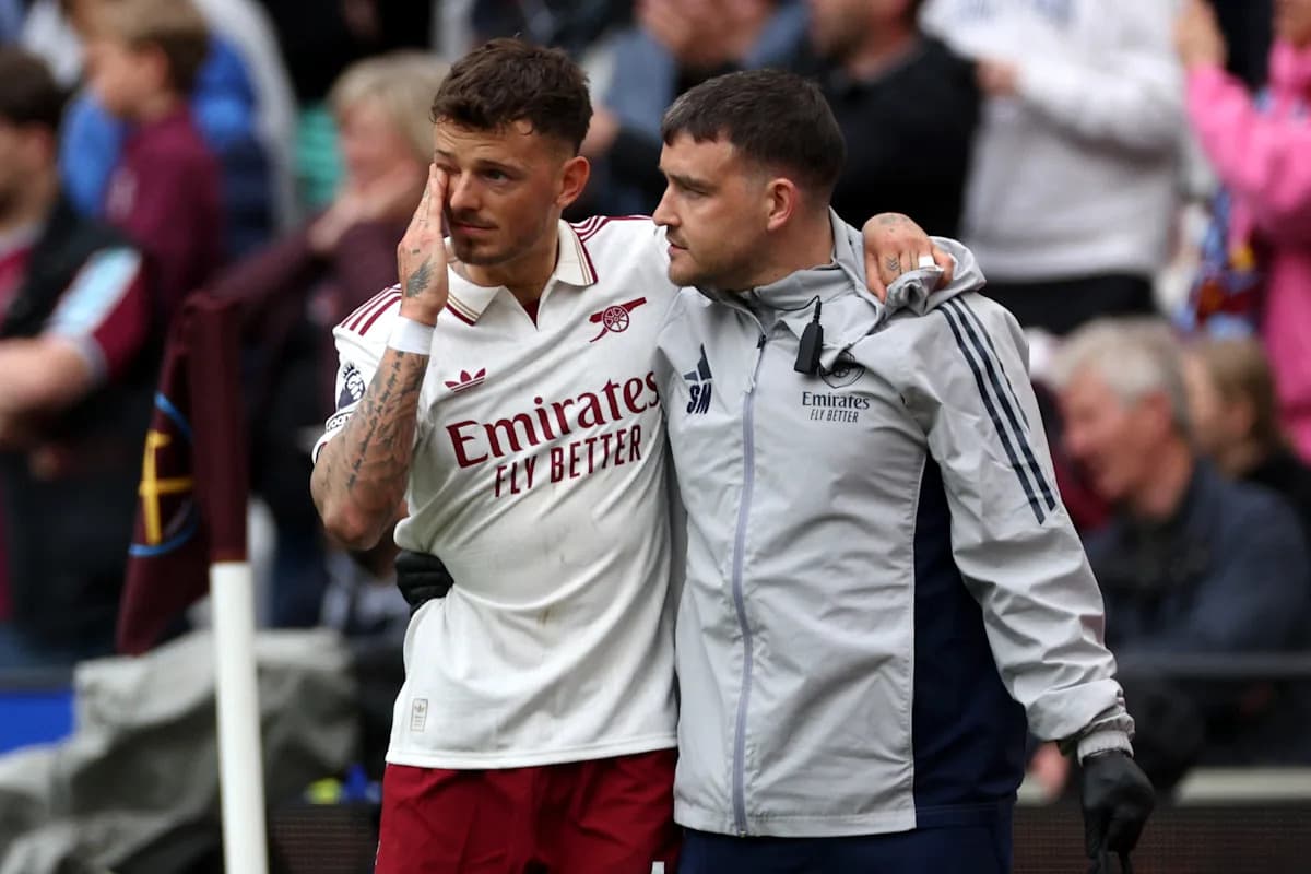 Jugador de Arsenal siendo asistido por personal médico