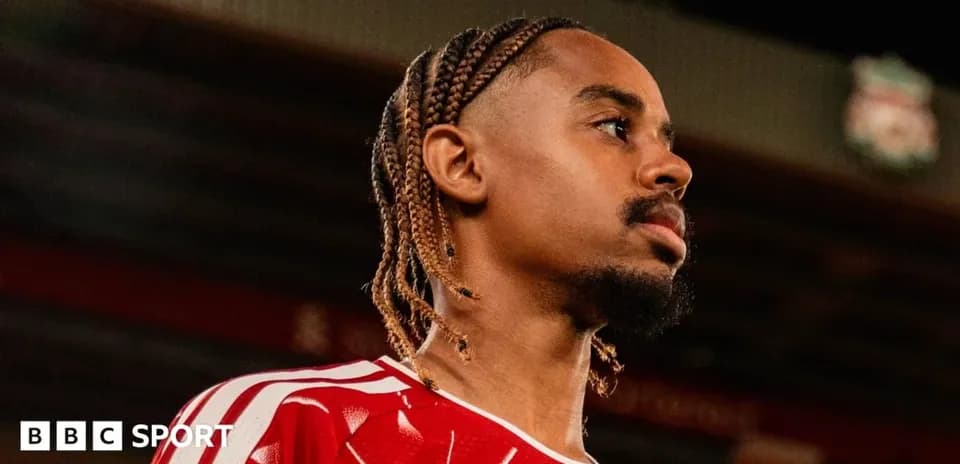 Jugador con trenzas en camiseta roja de equipo