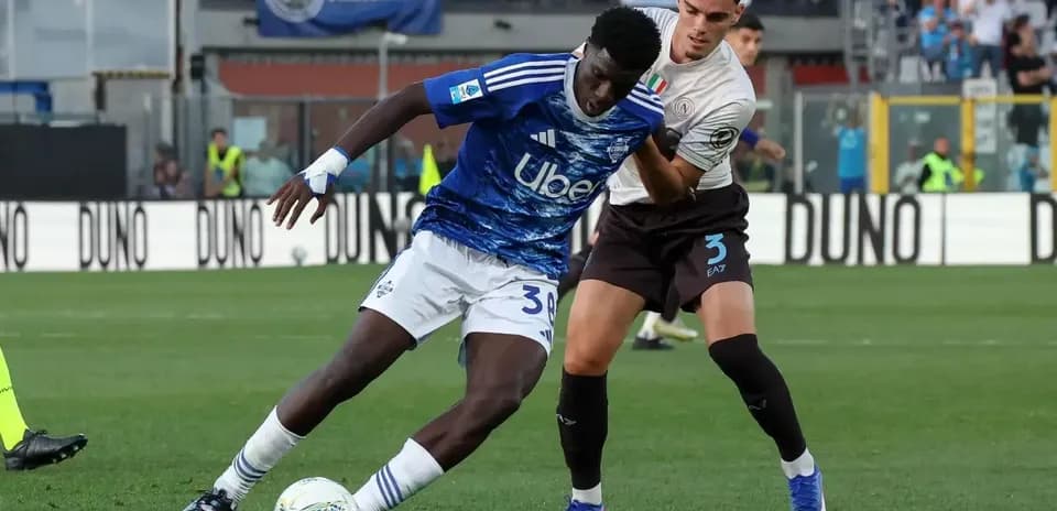 Jugador de Napoli defendiendo contra Como