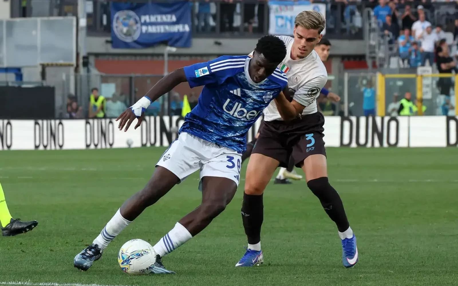 Jugador de Napoli defendiendo contra Como