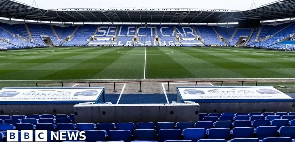 Vista del estadio con asientos vacíos y césped