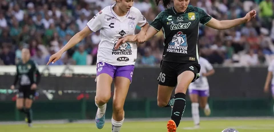 Jugadoras compitiendo por el balón en el partido