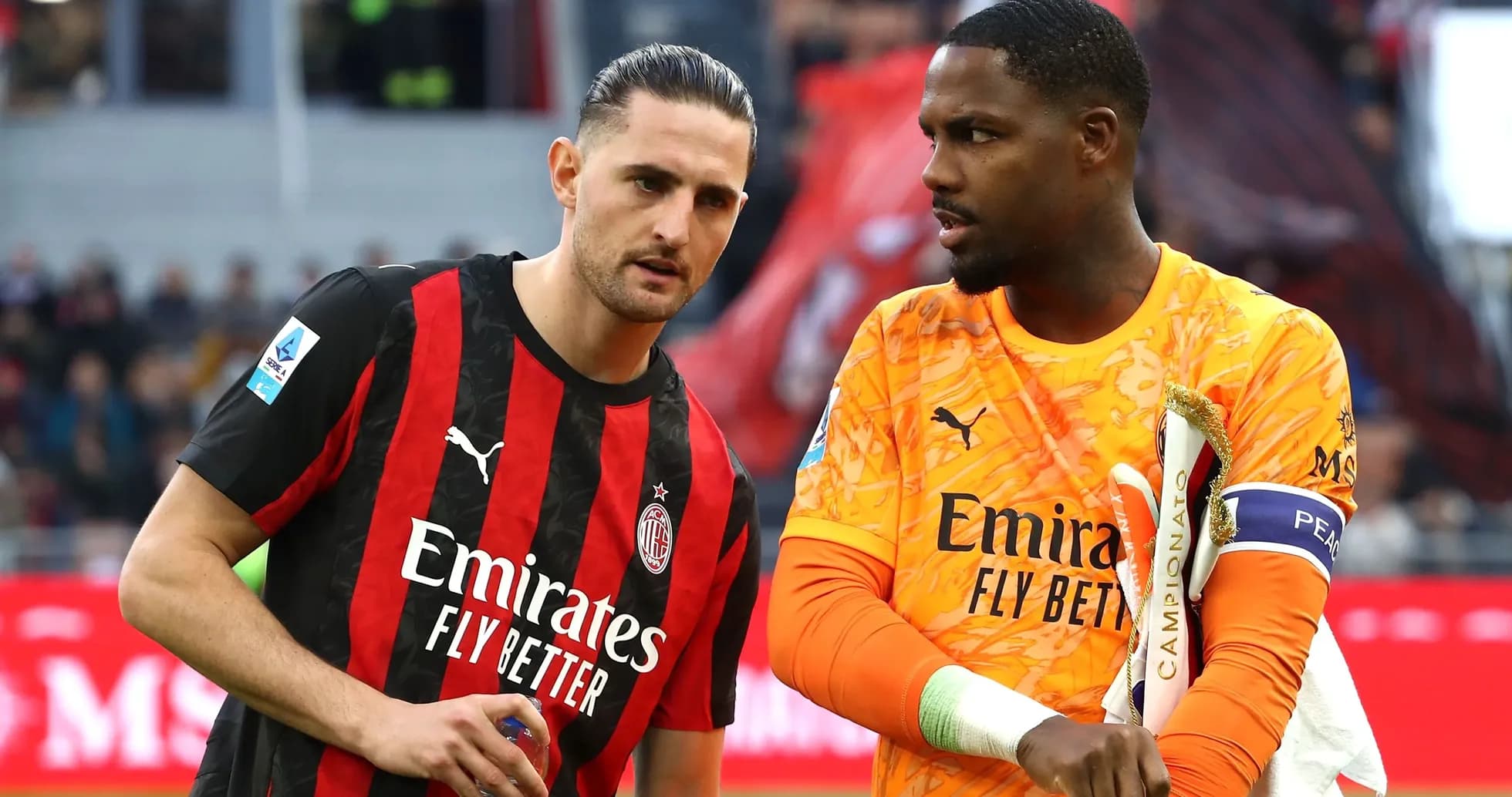 Jugadores de AC Milan conversando en el campo