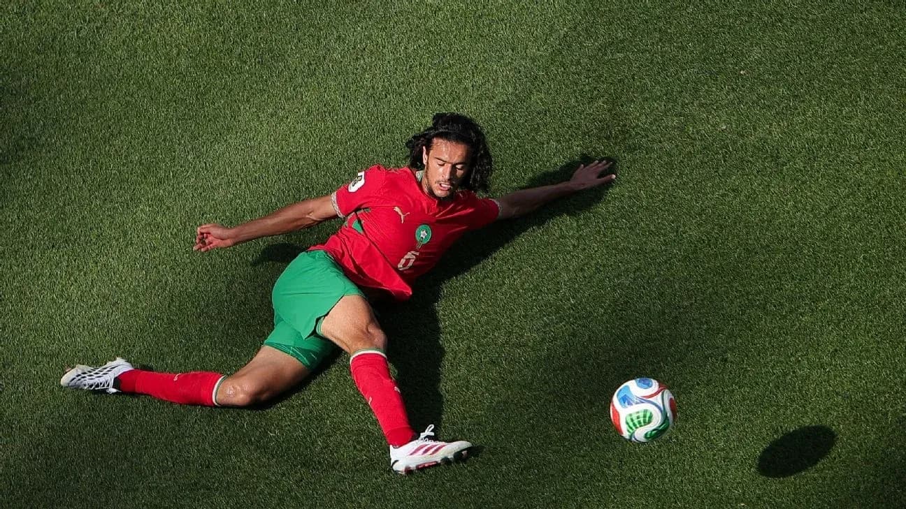 Jugador de Marruecos en el suelo persiguiendo el balón
