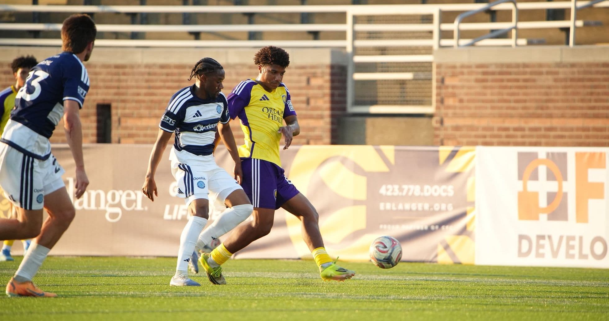 Jugadores de Orlando City II y Chattanooga en acción