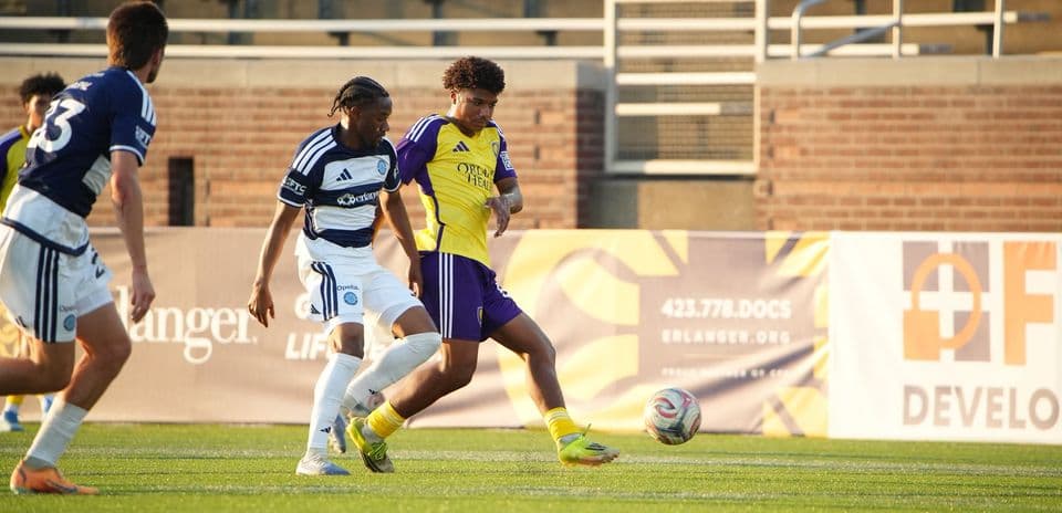 Jugadores de Orlando City II y Chattanooga en acción