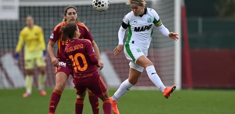 Jugadora de Sassuolo W cabeceando el balón