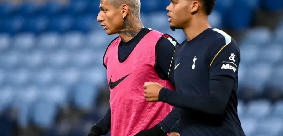 Jugadores de Tottenham en calentamiento antes del partido