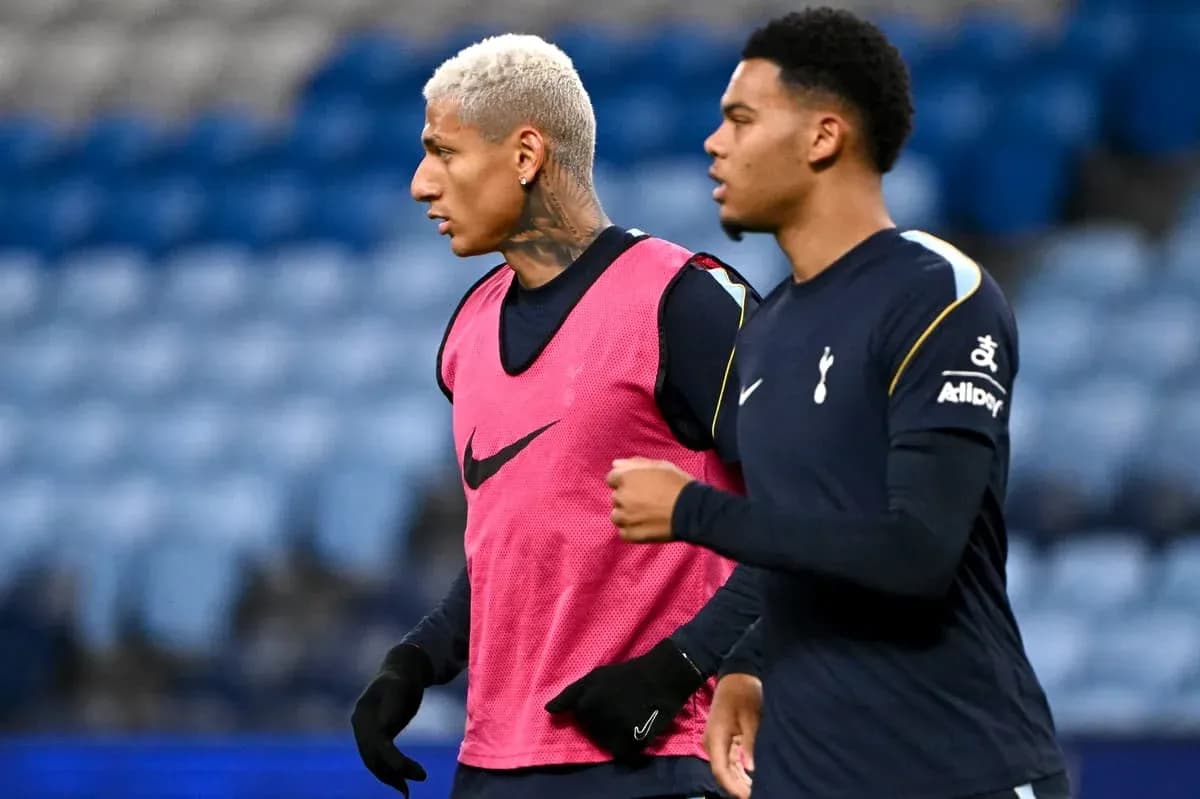 Jugadores de Tottenham en calentamiento antes del partido