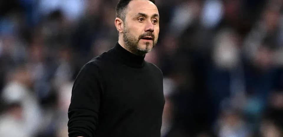Entrenador dirigiendo desde la banda durante el partido