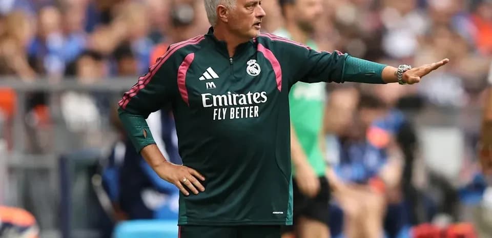 Entrenador dirigiendo desde la banda del campo