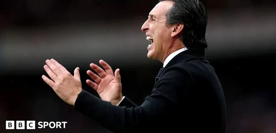 Entrenador animando a su equipo desde la banda