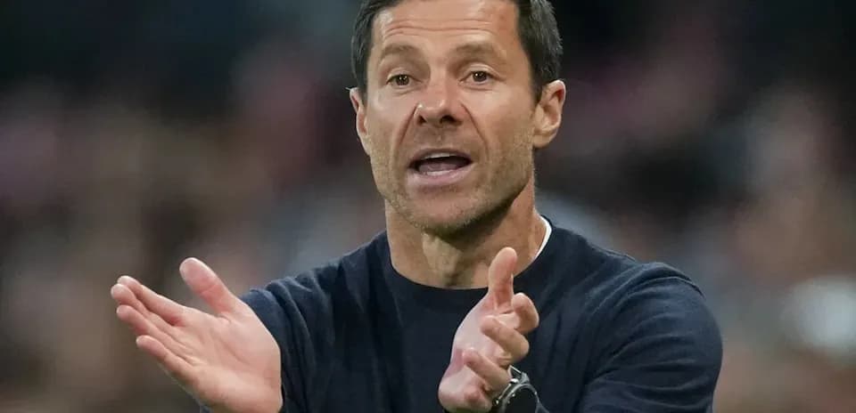 Entrenador dando instrucciones durante un partido
