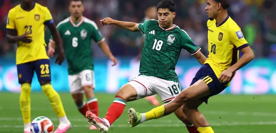 Jugador de México desafiando a jugador de Ecuador