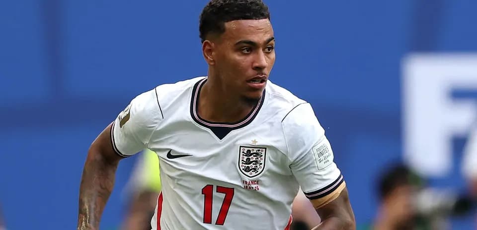 Jugador de Inglaterra corriendo con balón en el campo