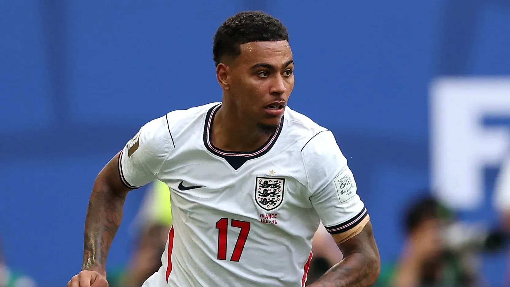Jugador de Inglaterra corriendo con balón en el campo